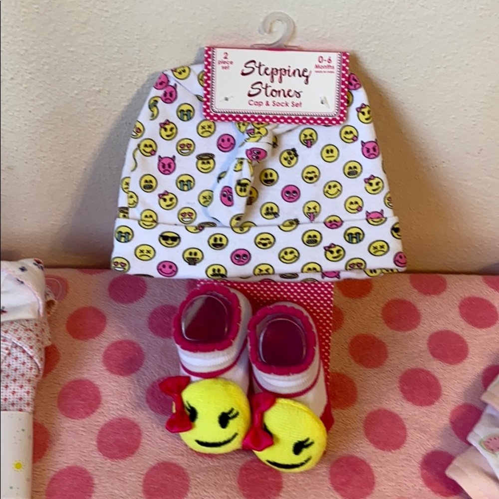 Carters 12m- 2-bodysuits, cap & sock set, 5 pc set - Picture 4 of 5